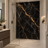 Panneau de douche motif marbre noir et jaune doré mise en situation