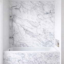 Panneau de douche motif marbre blanc et gris clair mise en situation