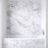 Panneau de douche motif marbre blanc et gris clair mise en situation