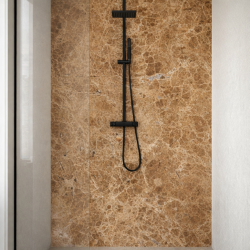 Panneau de douche motif marbre ocre naturel mise en situation