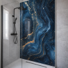 Panneau de douche motif marbre bleu galaxie mise en situation