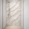 Panneau de douche motif marbre gris et ocre étendu mise en situation