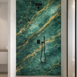 Panneau de douche motif marbre vert émeraude doré mise en situation