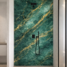 Panneau de douche motif marbre vert émeraude doré mise en situation