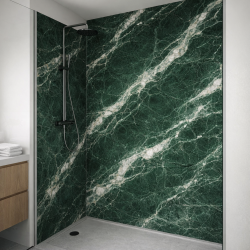Panneau de douche motif marbre vert forêt et veines blanches mise en situation