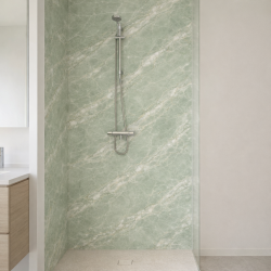 Panneau de douche motif marbre vert sauge et veines délicates mise en situation