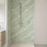 Panneau de douche motif marbre vert sauge et veines délicates mise en situation