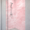 Panneau de douche motif marbre rose classique mise en situation
